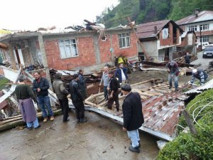 Rize’de Şiddetli Rüzgar Çatıları Uçurdu